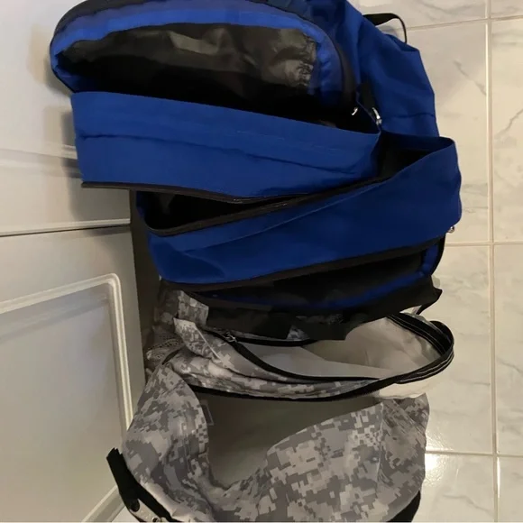 Jansport backpack. Lots of zippered pockets. Great for school! Only Blue one - Picture 2 of 8